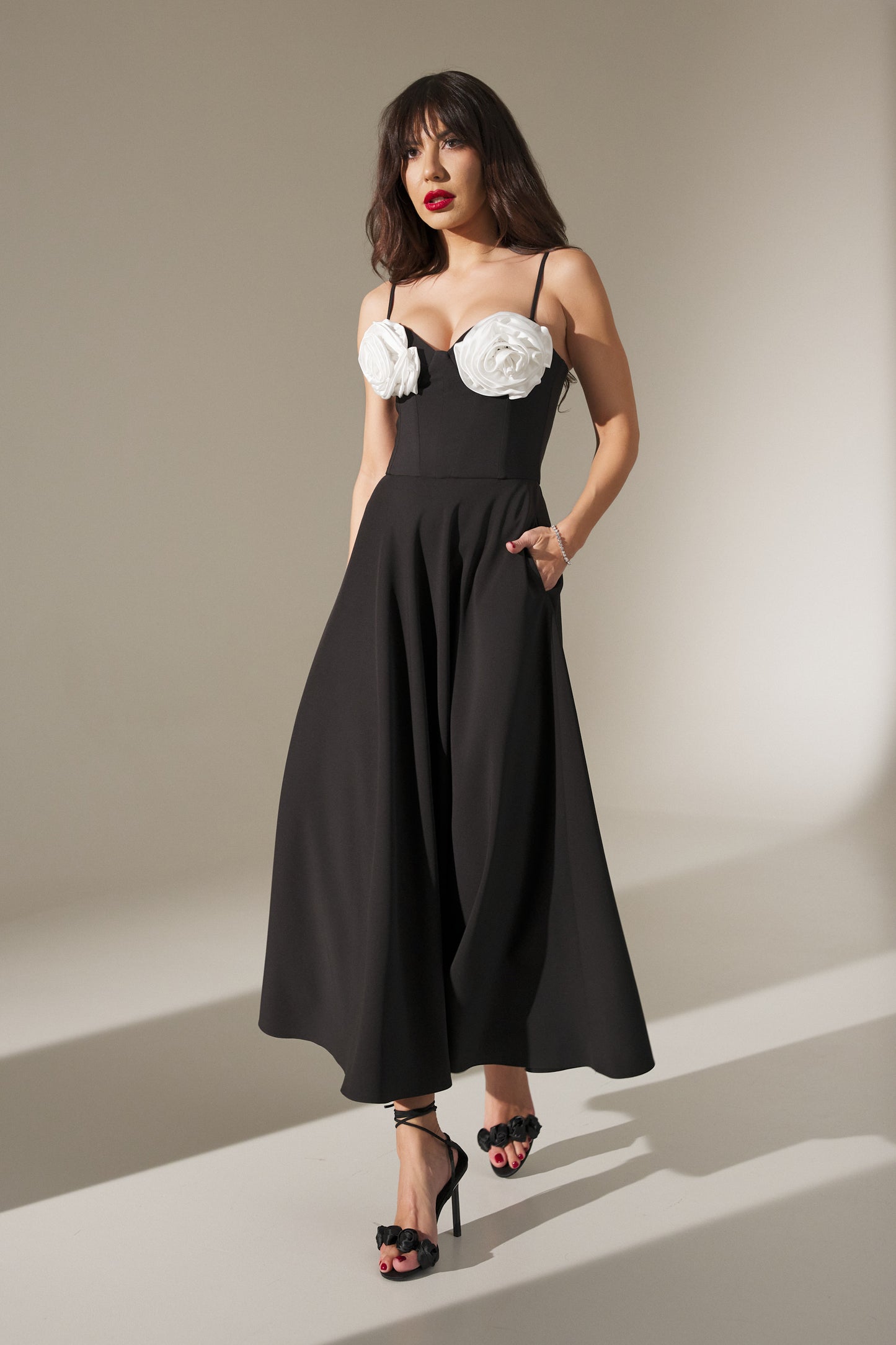 Rochie midi neagra cu trandafiri